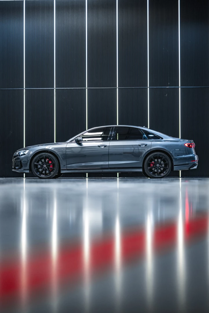 Audi S8 - image 2